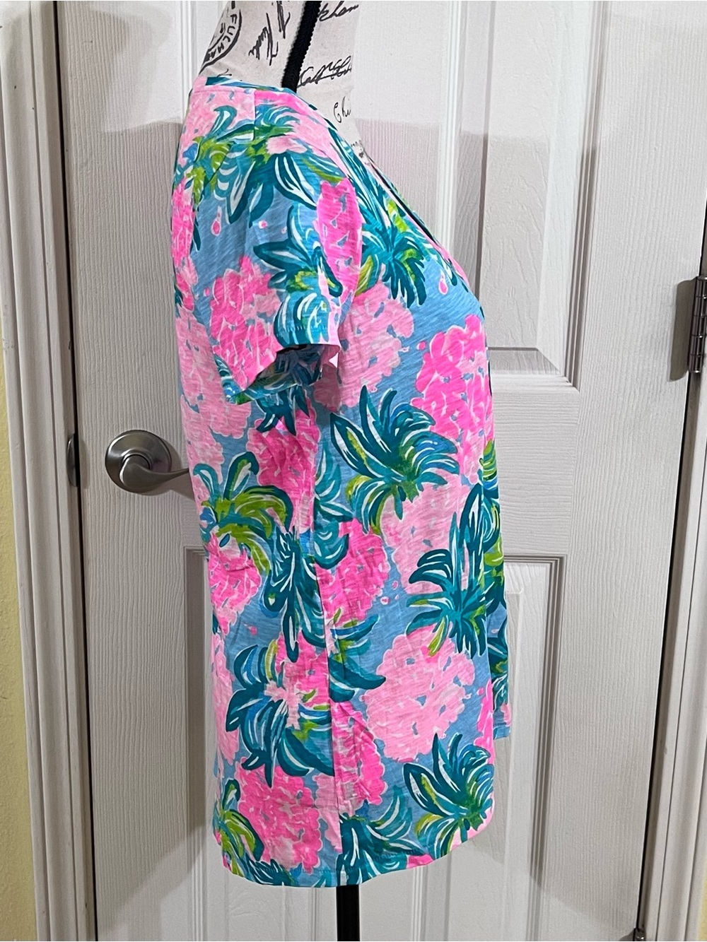 NWOT- Lilly Pulitzer Etta V Neck
Top Pineapple Shake - Picture 5 of 8